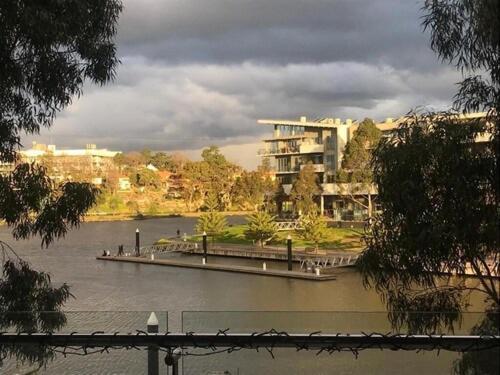 Marina View Apartment On The Maribyrnong River, Melbourne Buitenkant foto